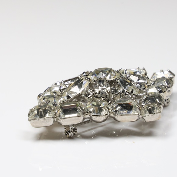 Vintage 1950s Weiss Clear Rhinestones Diamond Shape Brooch - Picture 4 of 9